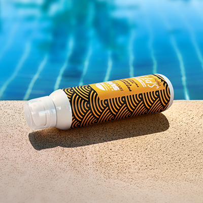 immagine del prodotto Protezione Corpo spf 30 appoggiato al bordo di una piscina 